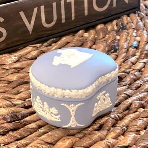 Vintage WEDGWOOD Neoclassical Aurora Blue & White Jasperware Trinket Box Jewelry